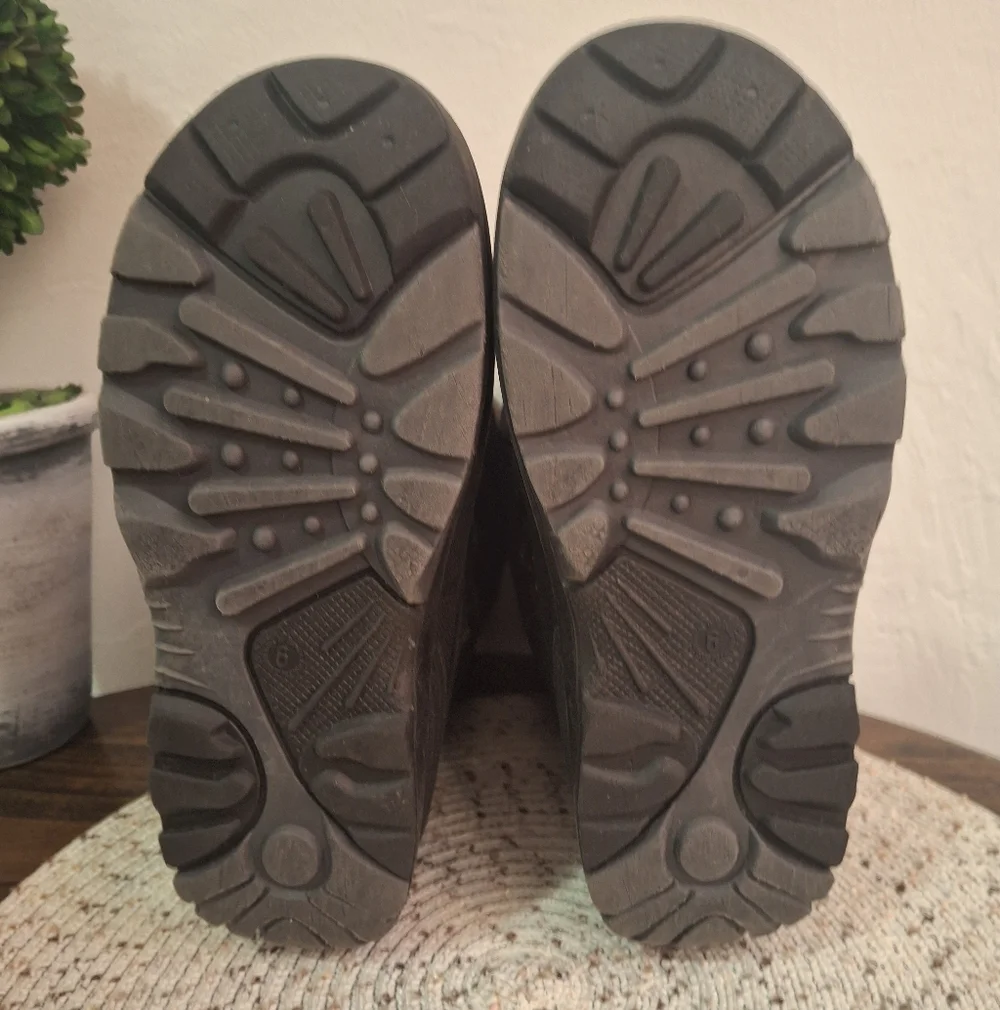 Kid's Kamik Black Insulated Snow Boots Size 6.